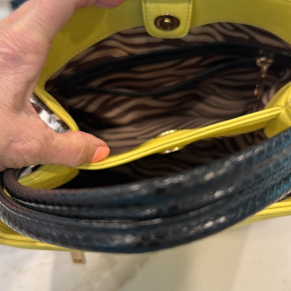 Stunning  maze color leather bag with pony hide sides and adjustable strap💕💕 - Picture 12 of 16